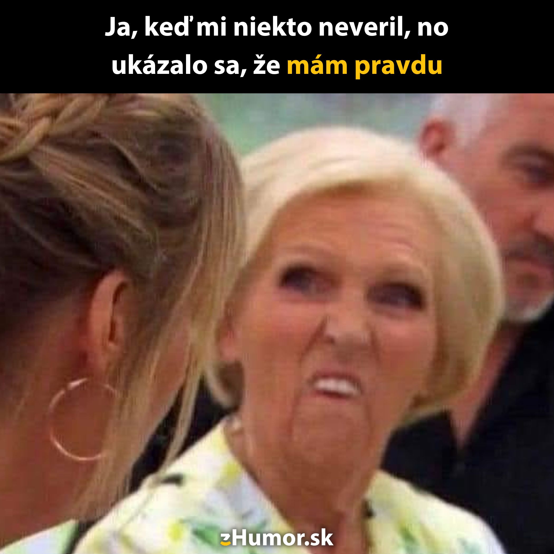 Žena s výrazom triumfu, keď sa ukáže, že mala pravdu, a ostatní jej neverili.