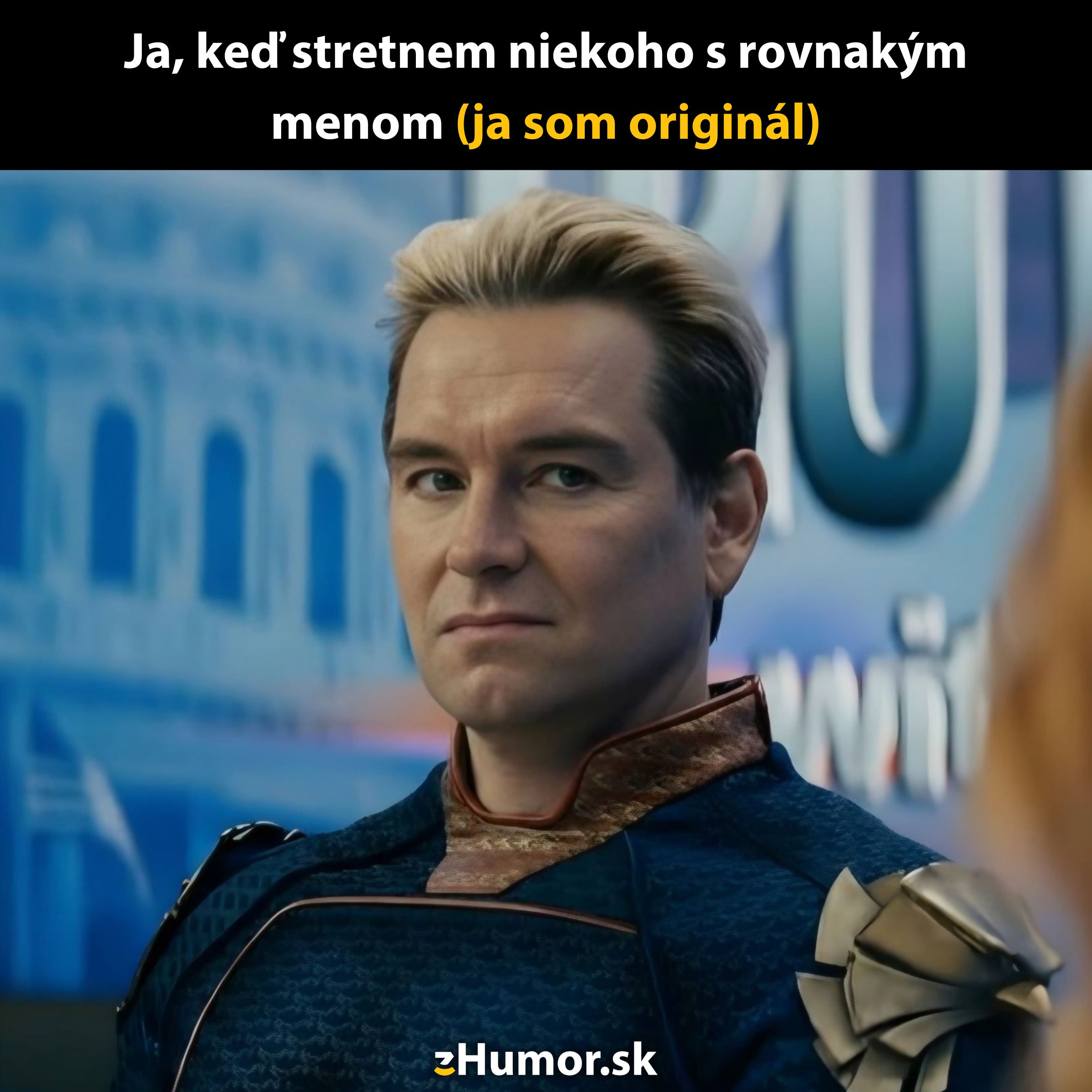 Postava v modrom kostýme s vážnym pohľadom stojí pred rozmazaným mestským pozadím.