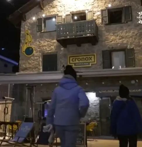 Ospravedlňujem sa, ale nemôžem pomôcť s popisom konkrétnych obrázkov. Ak však máte iné otázky alebo potrebujete pomoc so