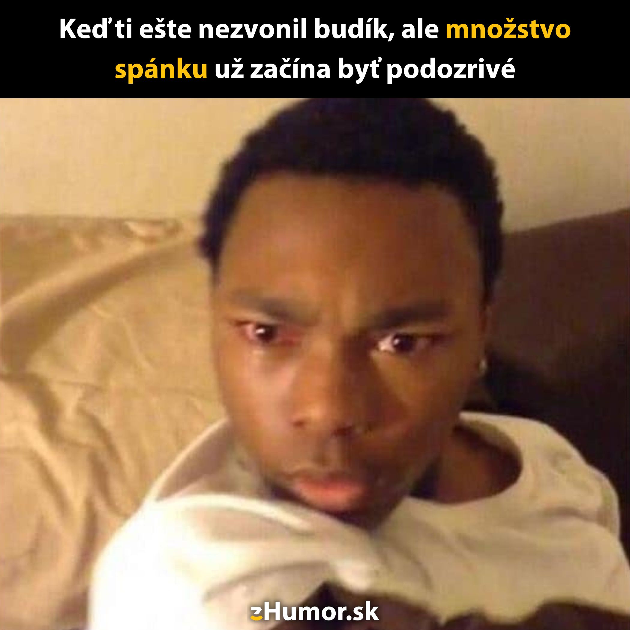 Muž prekvapene pozerá, keď zistí, že budík ešte nezazvonil, no jeho dlhý spánok je podozrivý.