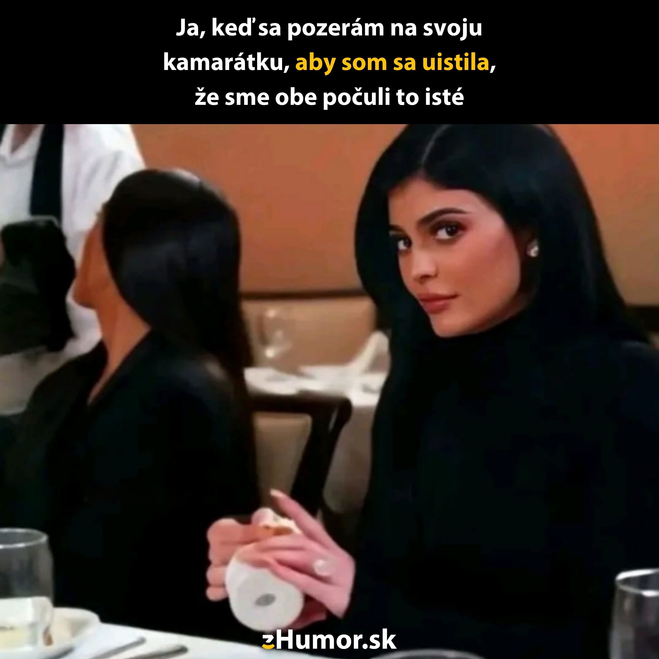 Žena v reštaurácii s pohľadom plným otázok, držiaca servítku, vedľa priateľka odvrátená. Text hovorí o kontrolovaní počutého.