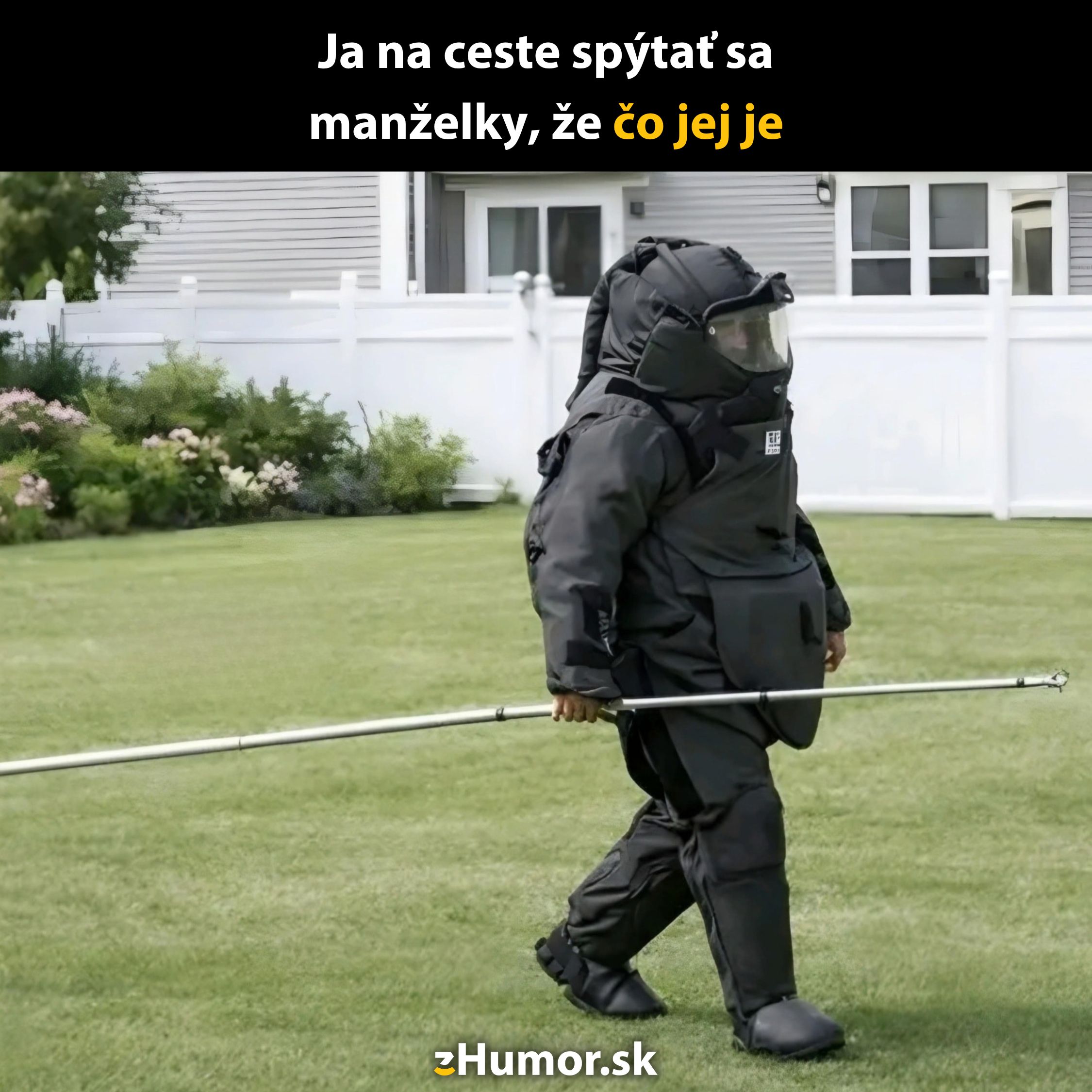 Osoba v ochrannom obleku v záhrade s výrazom humoru o manželskej komunikácii.