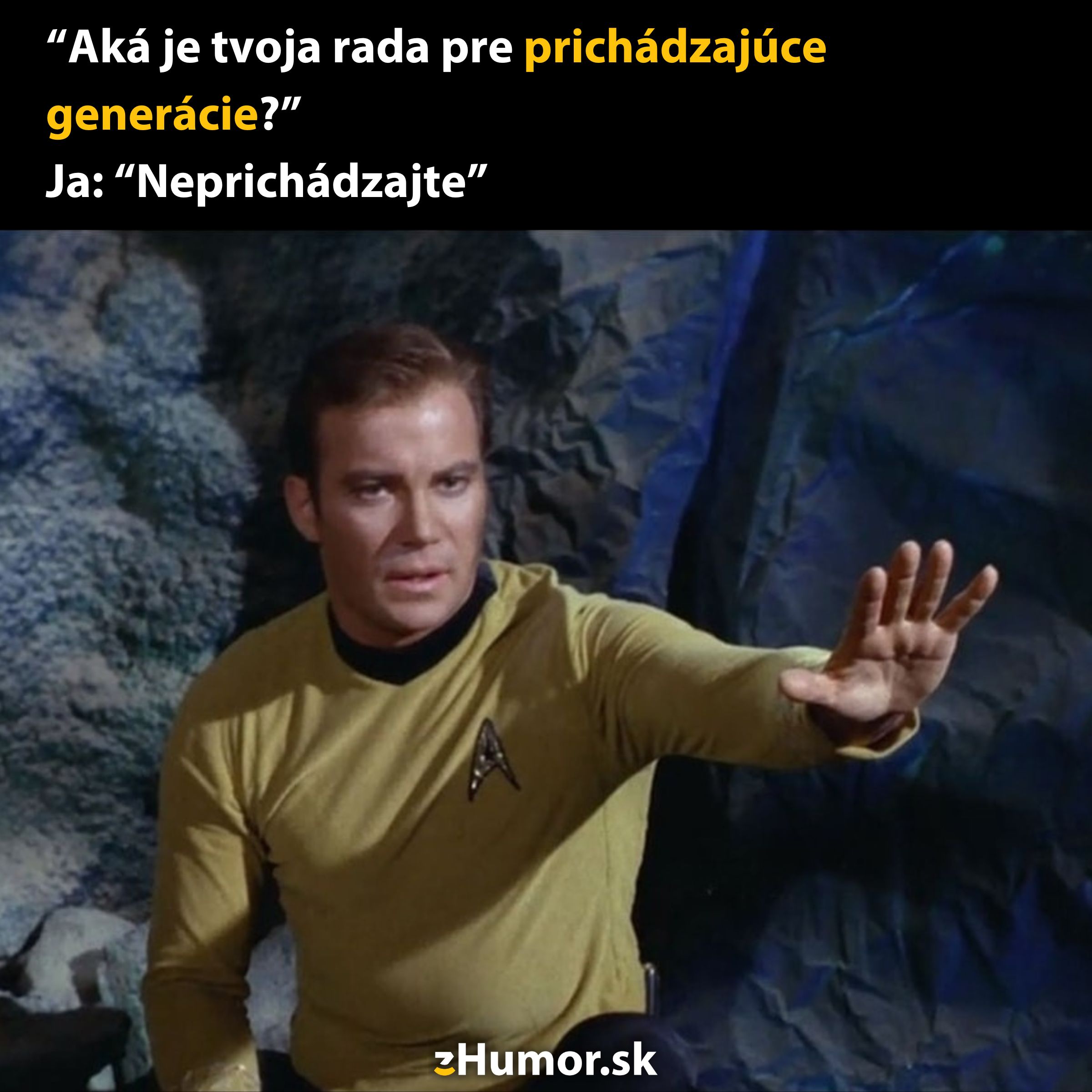 Muž v sci-fi uniforme gestikuluje; text hovorí Aká je tvoja rada pre prichádzajúce generácie? Neprichádzajte.