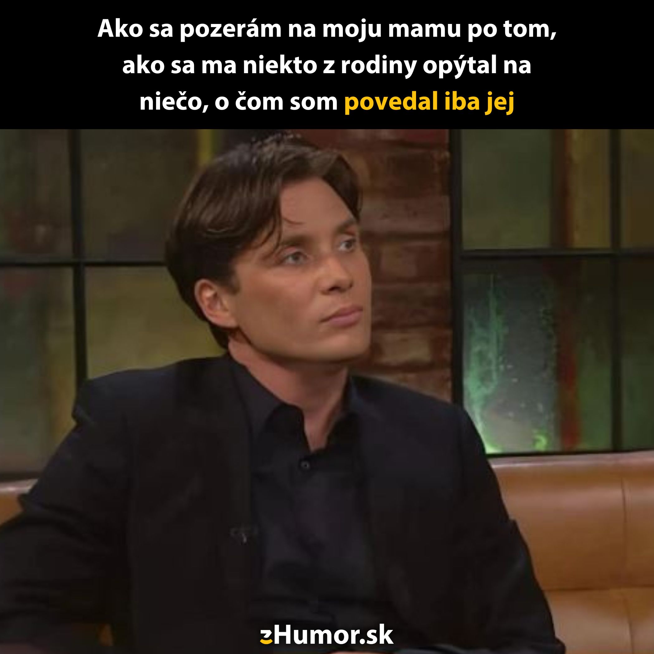 Muž v obleku sedí na pohovke s premýšľavým výrazom, okolo neho je tmavé prostredie.