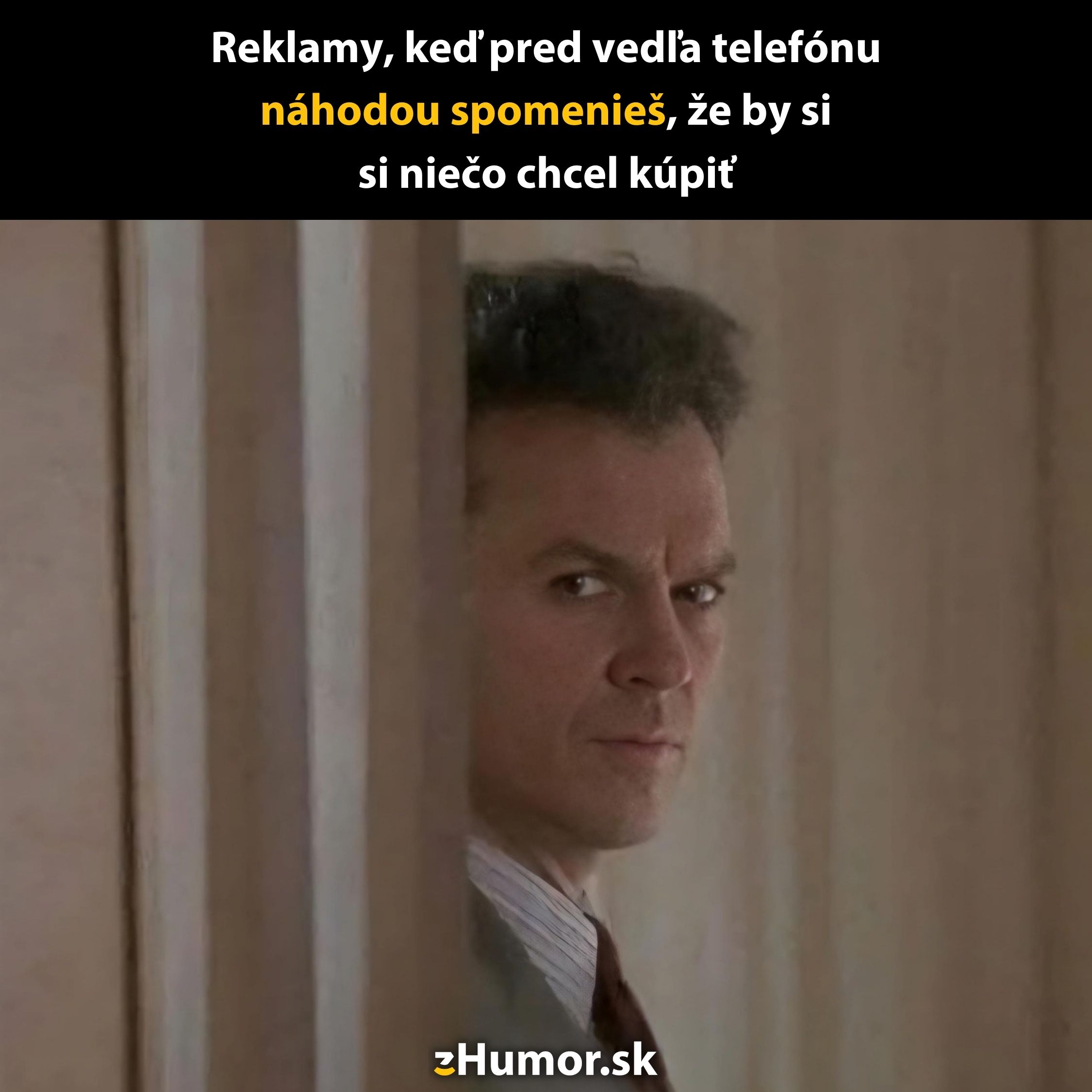 Osoba nazerá spoza dverí, text o reklamách počúvajúcich naše rozhovory.