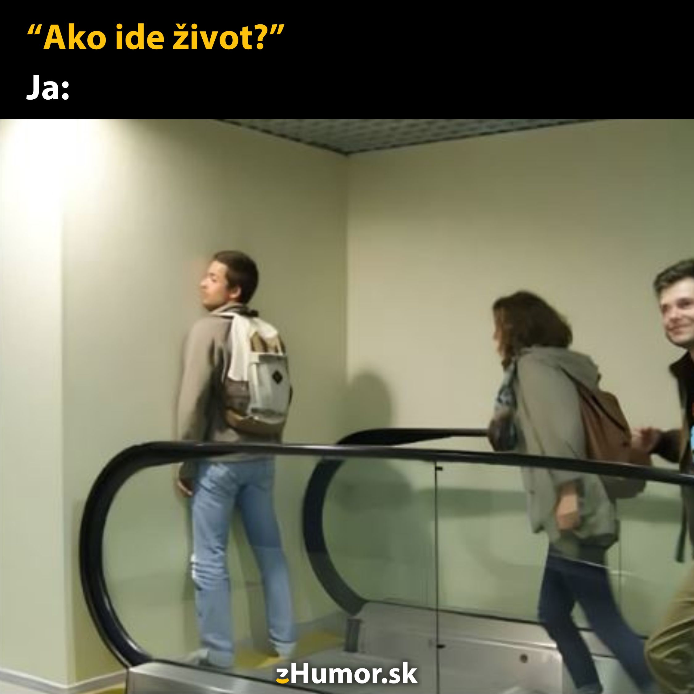 Osoba na eskalátore smeruje priamo do steny, zatiaľ čo ostatní sa smejú na situácii.