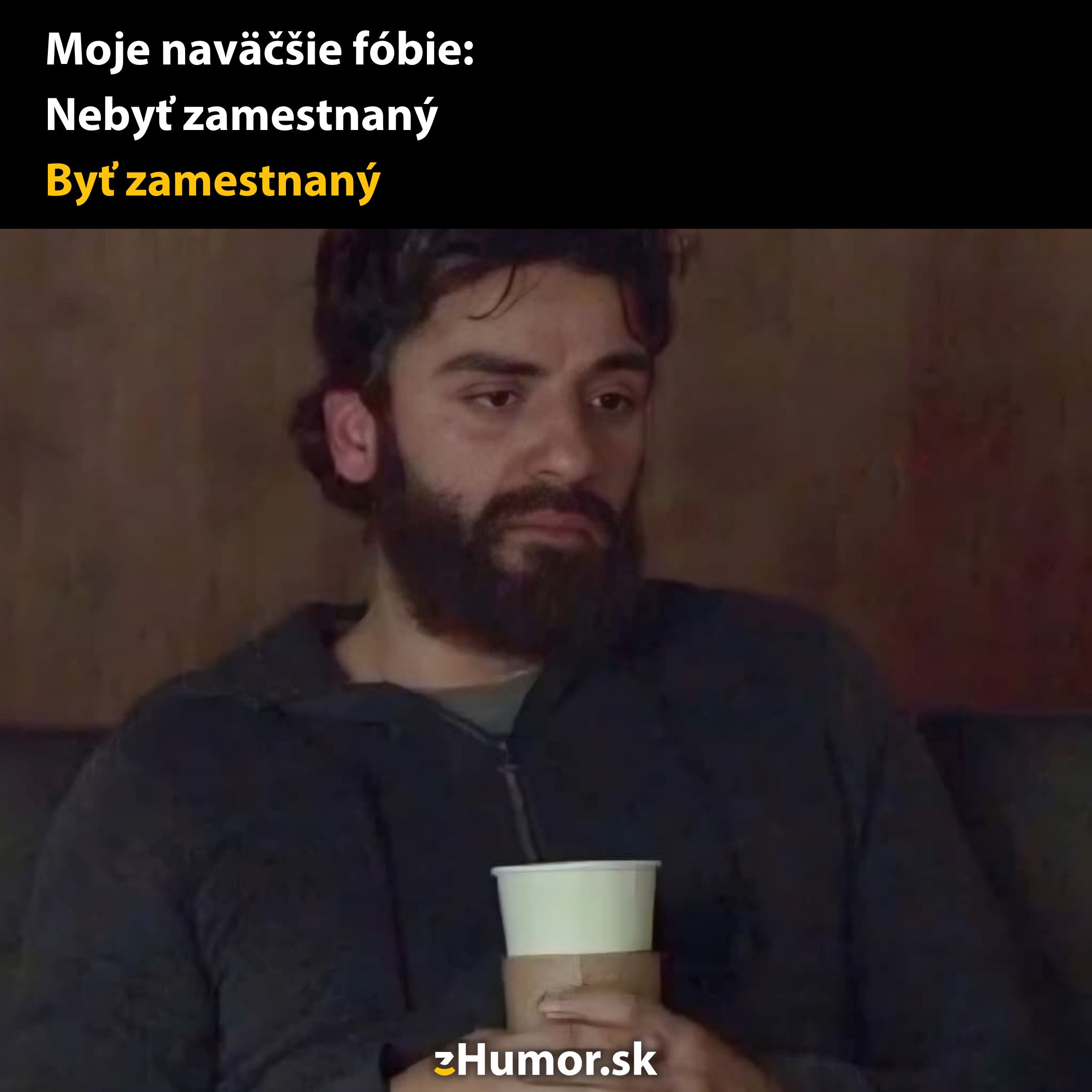 Osamelý muž s pohárom kávy sedí zamyslený, text o protikladných fóbiách ohľadom zamestnania.