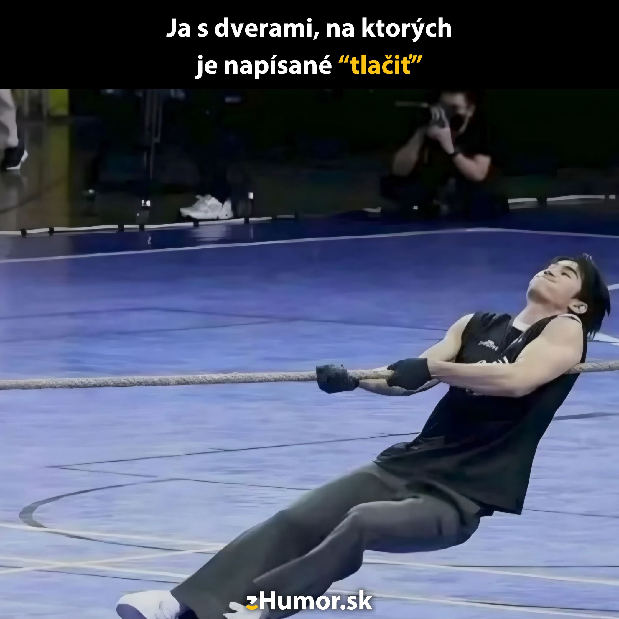 Osoba ťahajúca lano na modrej podlahe, s nápisom ja s dverami, na ktorých je napísané tlačiť.