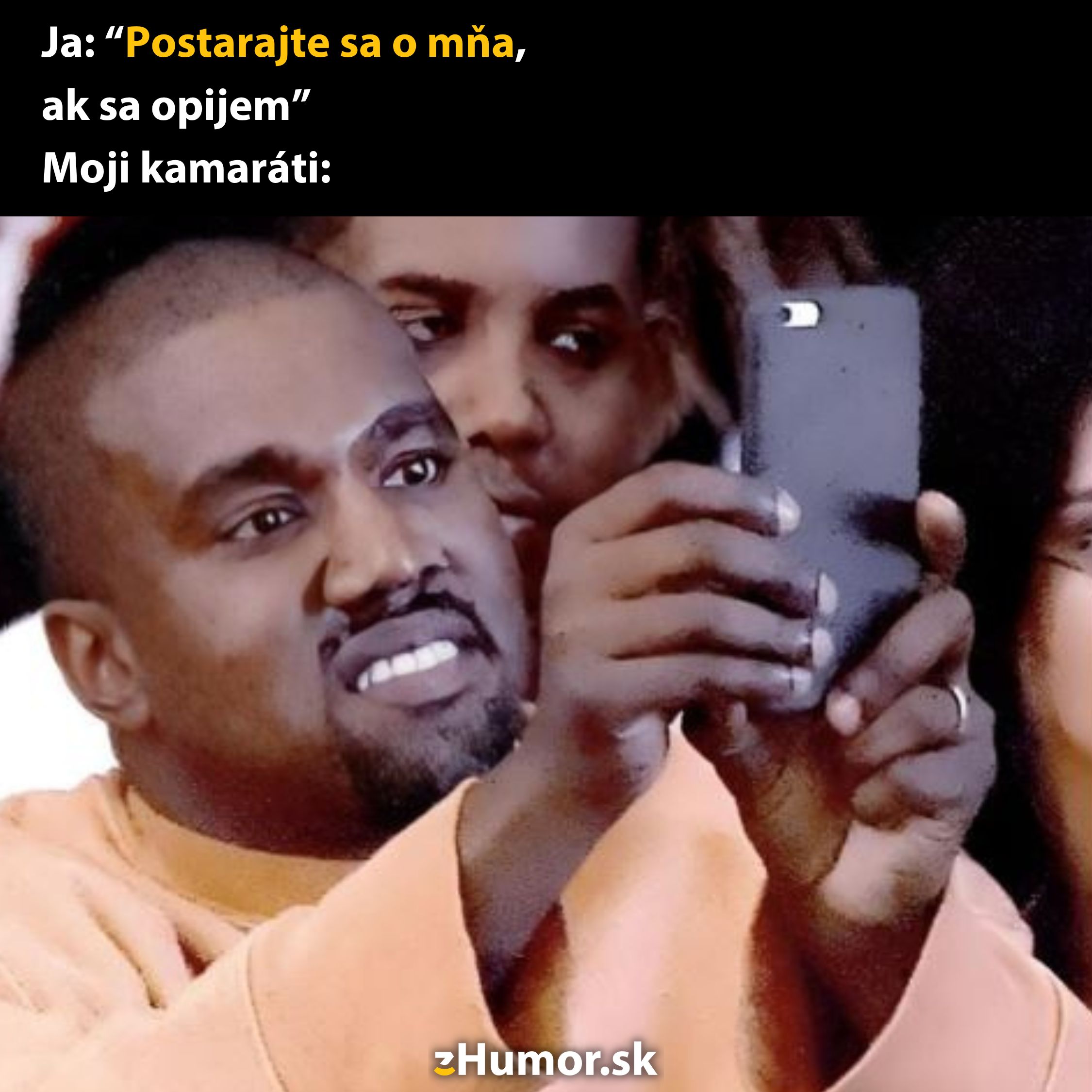 Osoba fotí selfie s pobaveným výrazom, priatelia sa smejú v pozadí. Text žiada opateru pri opití.