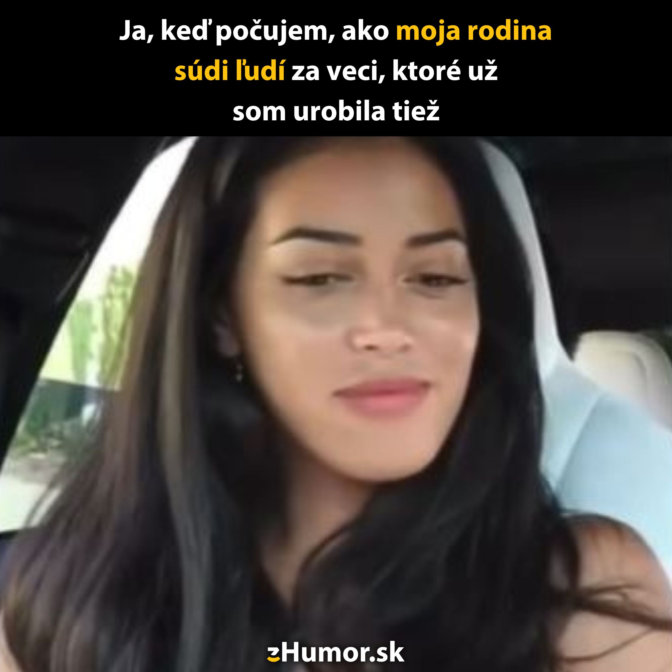 Žena v aute s ironickým výrazom, reagujúca na kritiku rodiny.