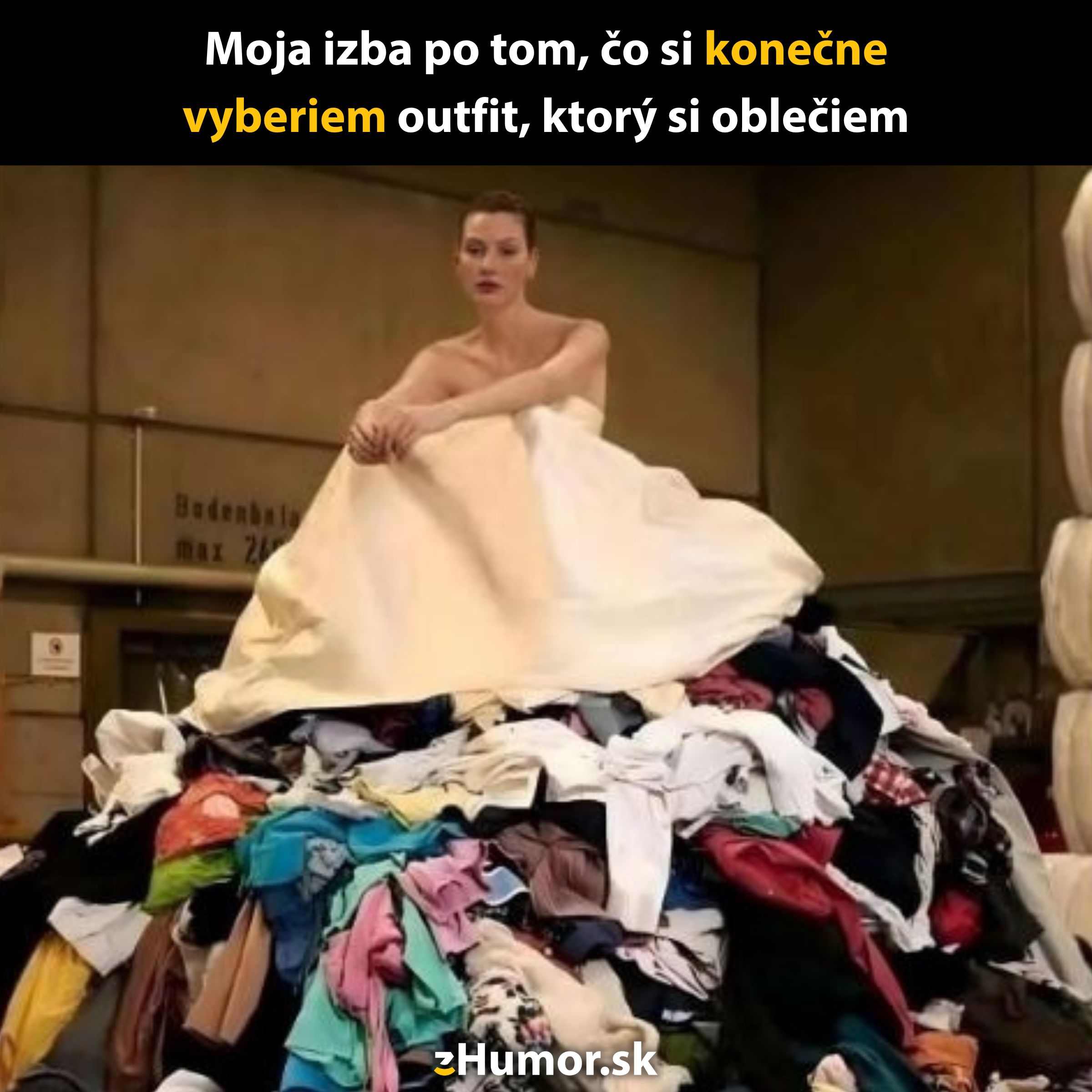 Žena sedí na hromade oblečenia, symbolizujúc chaos po výbere ideálneho outfitu.