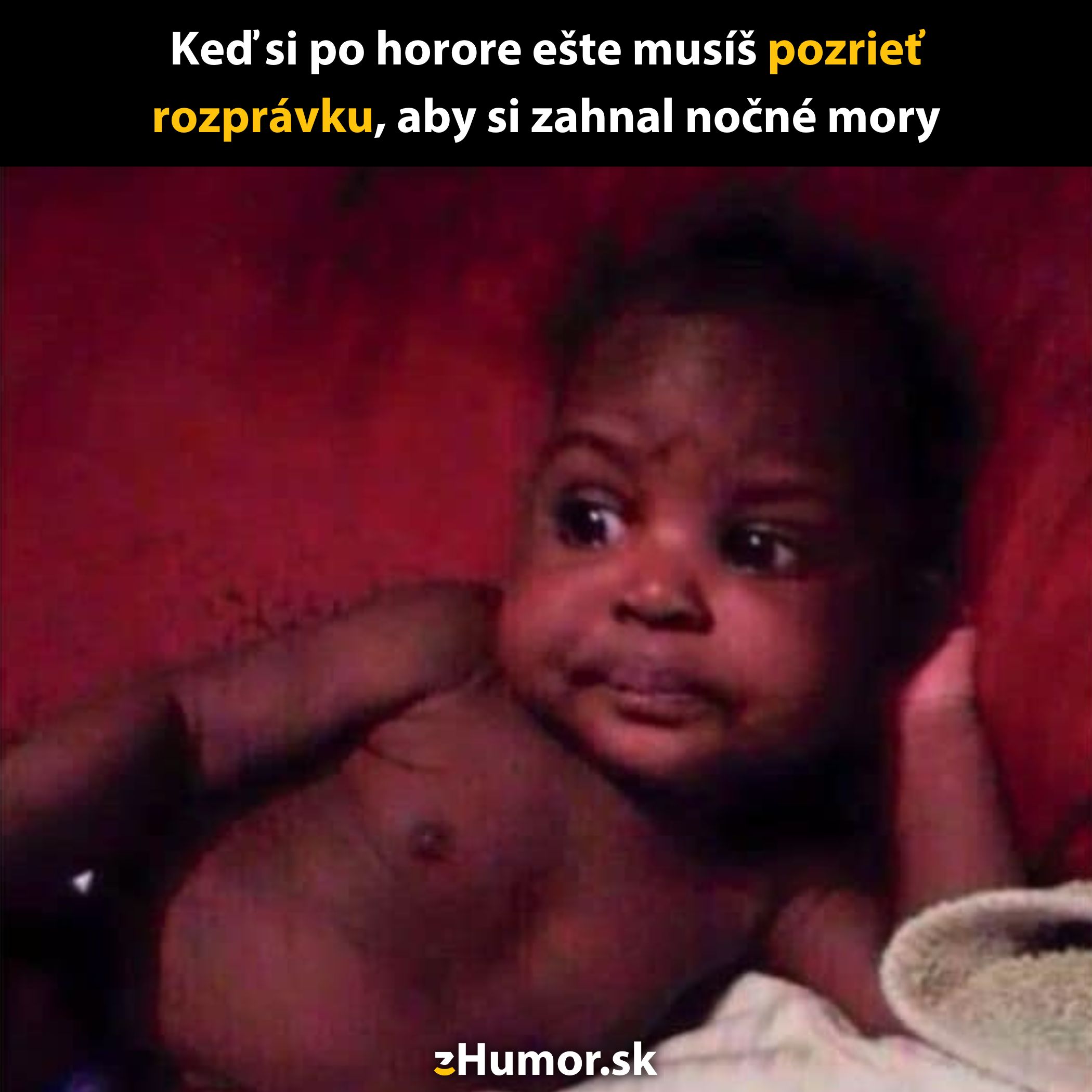 Dieťa vyzerá vystrašene po sledovaní hororu, leží na posteli a premýšľa o rozprávke na upokojenie.