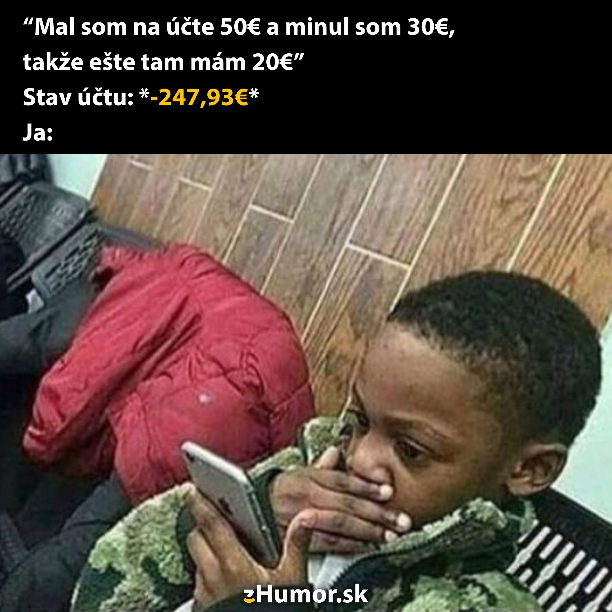 Dieťa prekvapene sleduje mobil, keď zistí, že jeho účet je v mínuse.