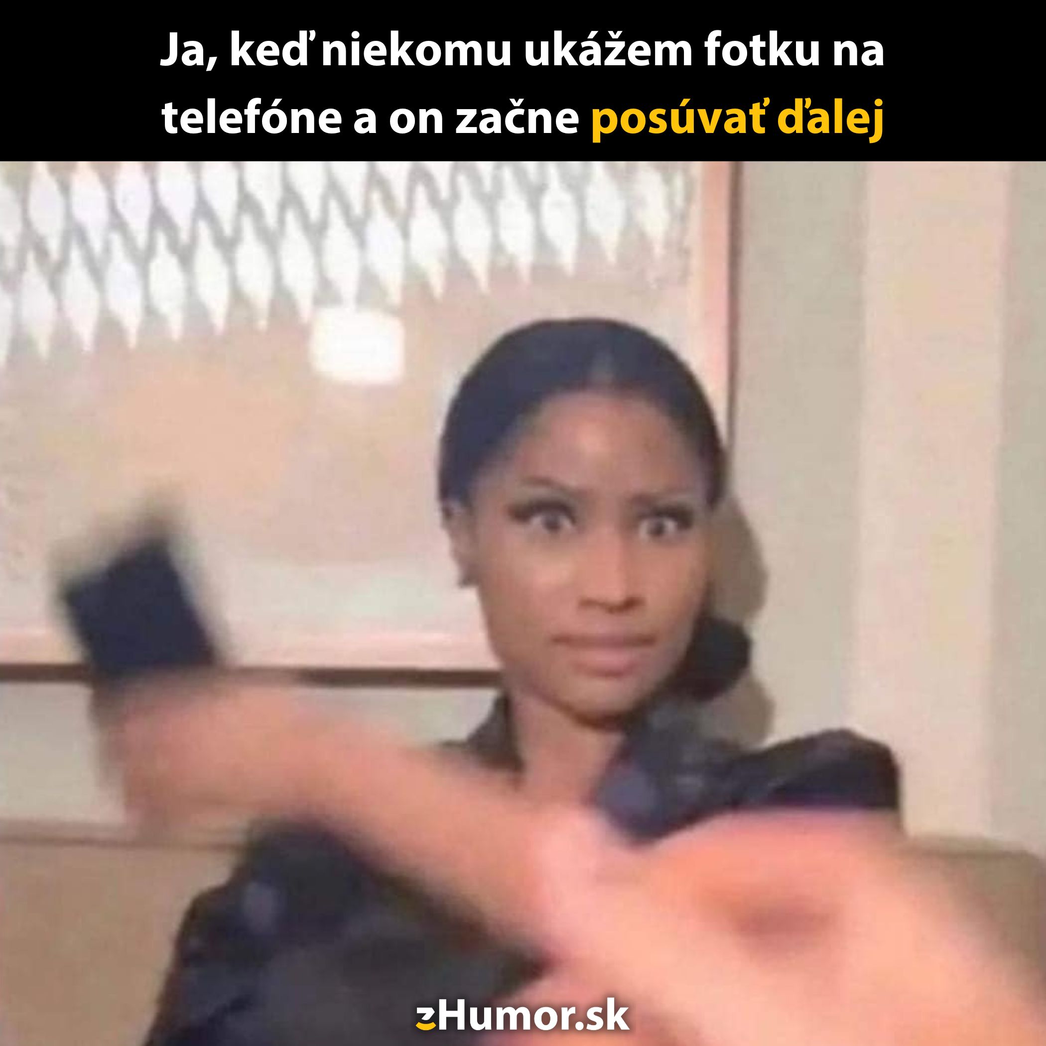 Žena s výrazným pohľadom drží telefón, kým niekto iný posúva fotky. Výraz prekvapenia a šoku na jej tvári.