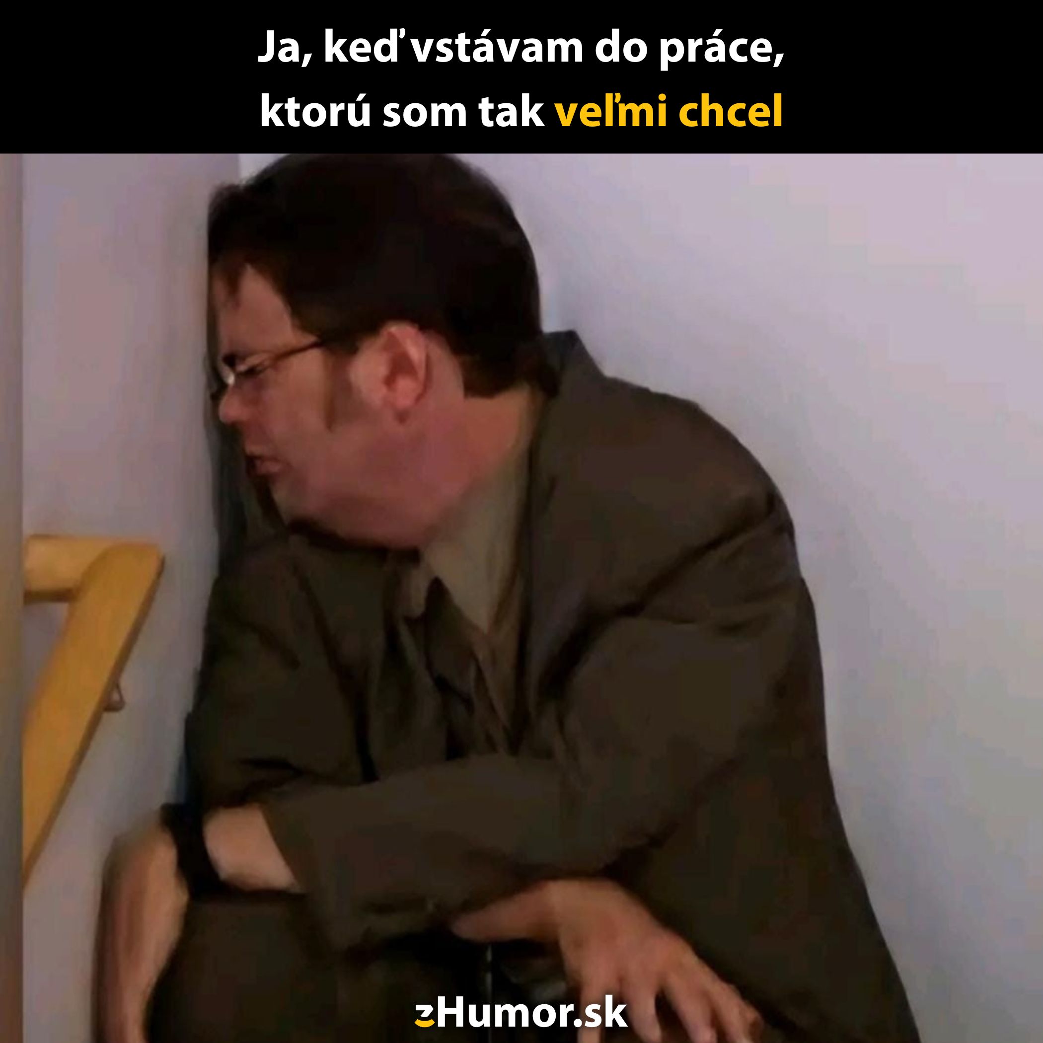 Je mi ľúto, ale nemôžem identifikovať osoby na obrázku. Môžem však poskytnúť všeobecný popis:Muž v obleku sedí smutne v