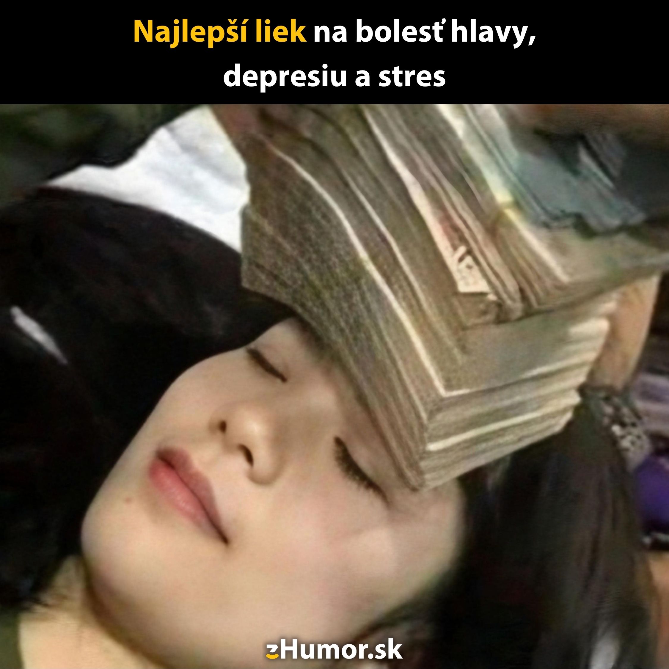 Žena leží s úsmevom a balíkom peňazí na čele ako symbol zasmiatia sa z bohatstva ako „liek“ na stres a depresiu.
