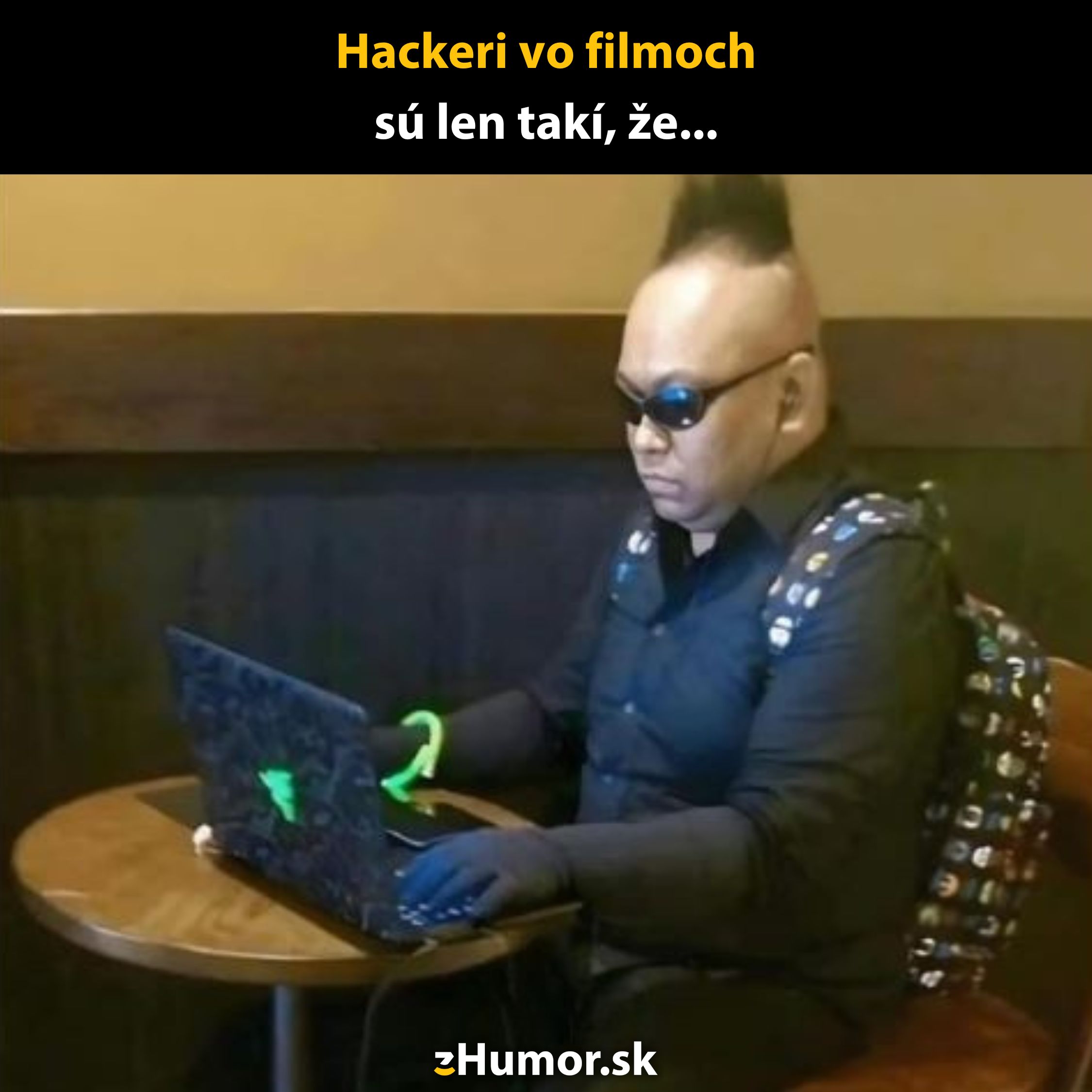 Osoba v punk štýle s laptopom a okuliarmi predstavuje stereotyp filmového hackera.