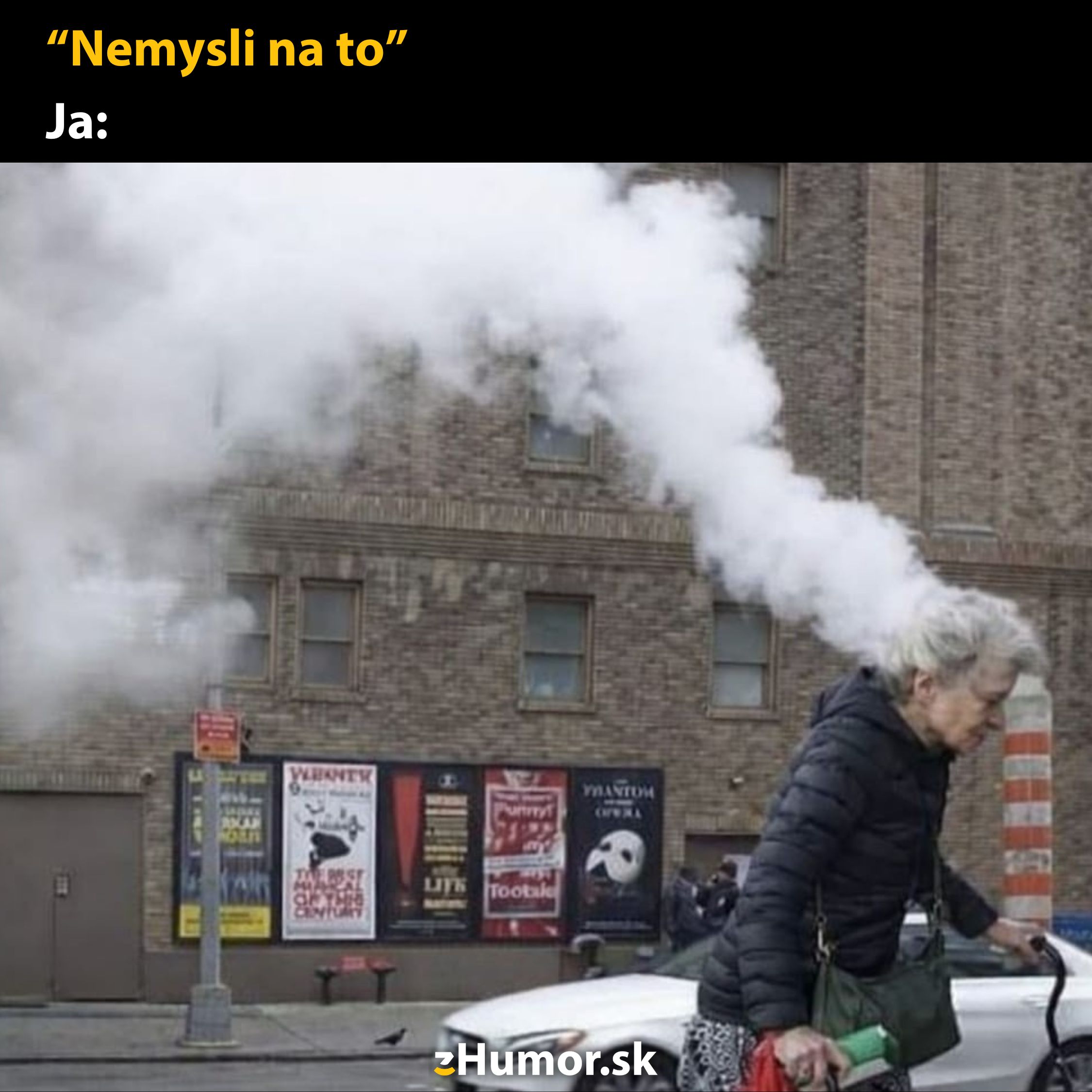 Žena prechádza okolo parného výstupu na ulici, čo vyzerá ako oblak dymu nad jej hlavou, s humornou narážkou.