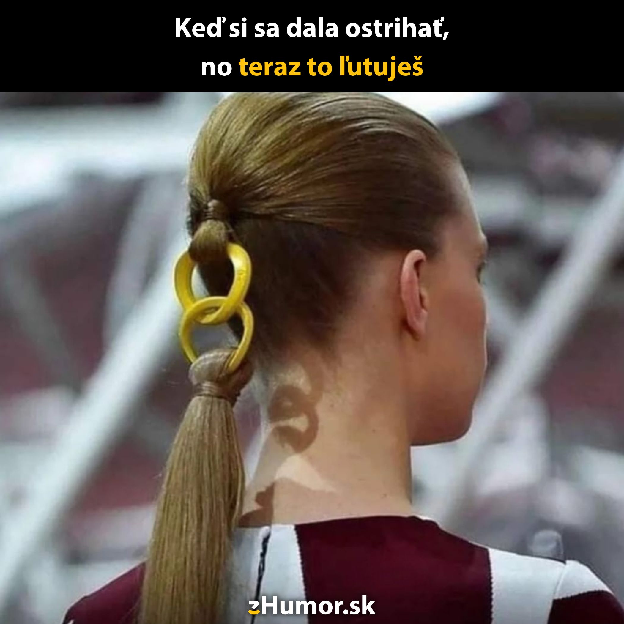Žena s dlhým chvostom a zaujímavou sponou, ktorá vrhá tieň na krk.