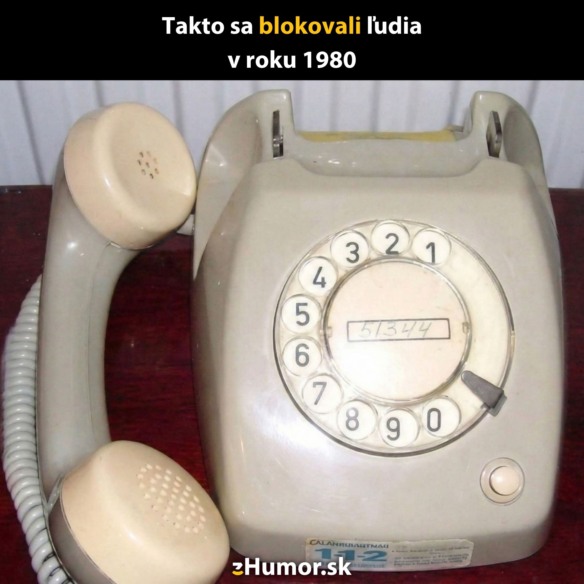 Starý rotačný telefón z roku 1980 na drevenom stole, symbol nostalgie a minulej techniky.