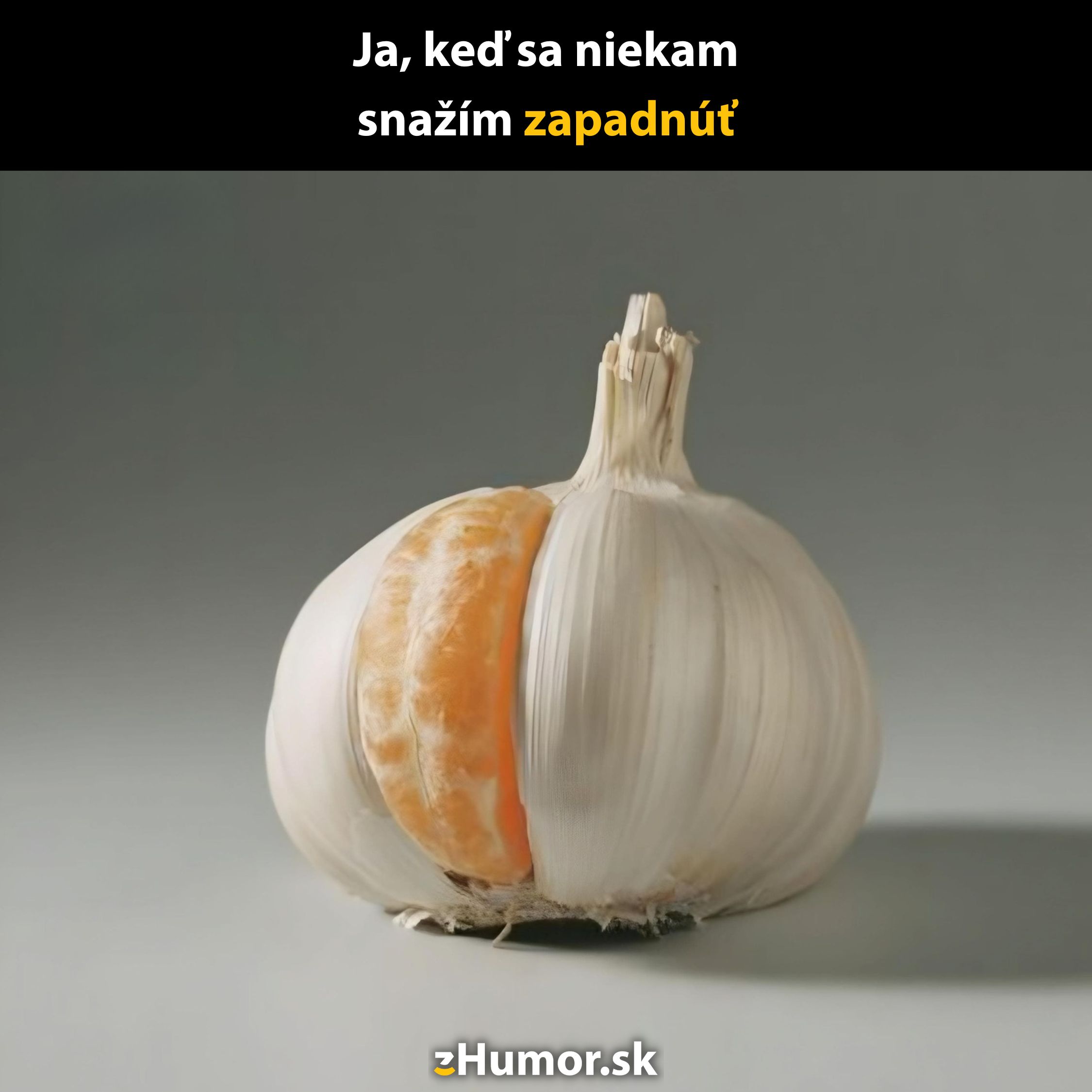 Strúčik cesnaku s pomarančovou dužinou vtipne znázorňuje snaženie zapadnúť do prostredia.