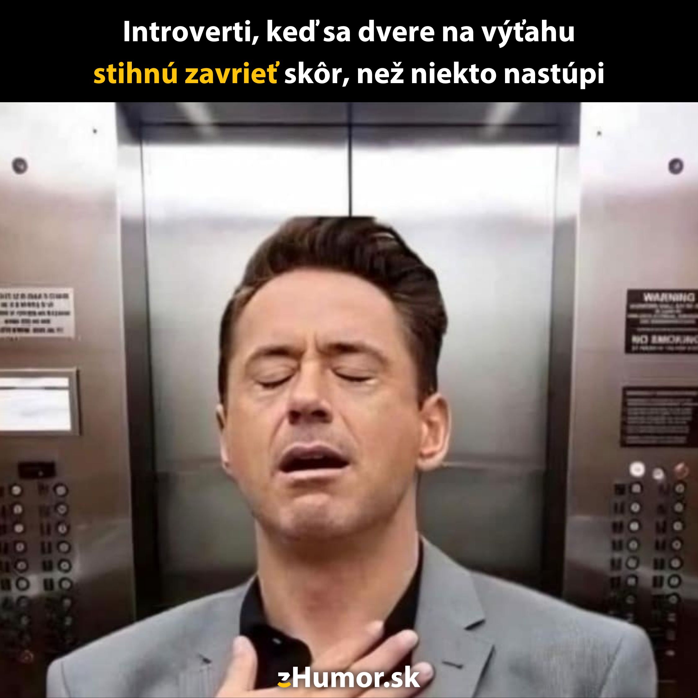 Osoba vo výťahu prejavuje úľavu, keď sa dvere zatvoria skôr, ako niekto nastúpi. Text: Introverti a rýchle zatváranie dverí.