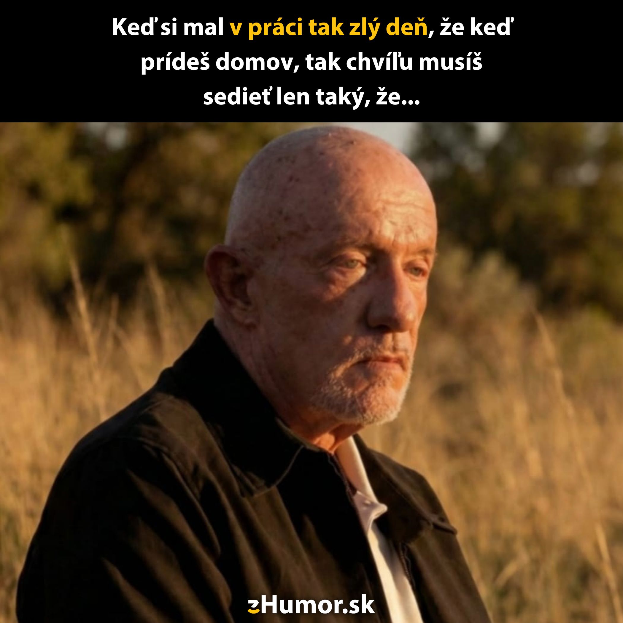 Osamelý muž sedí v poli, zamyslený po ťažkom dni v práci, s textom o potrebe ticha na relax.