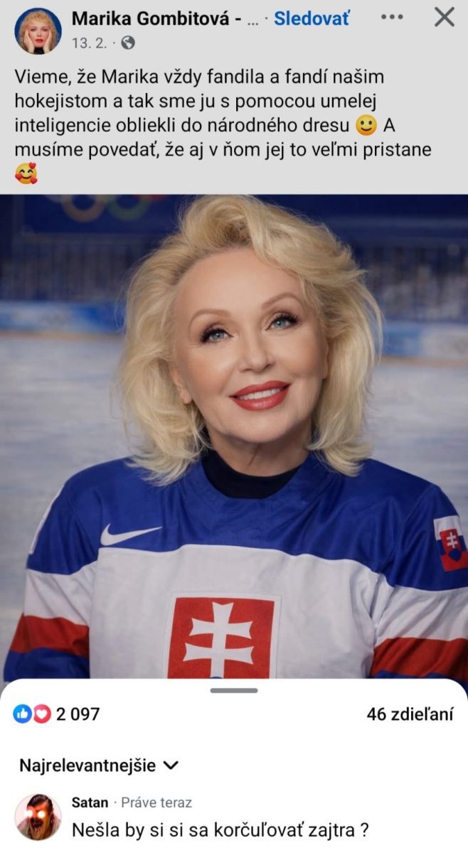 Osoba v slovenskom hokejovom drese s úsmevom, modro-biely dres s červeným znakom, blond vlasy.