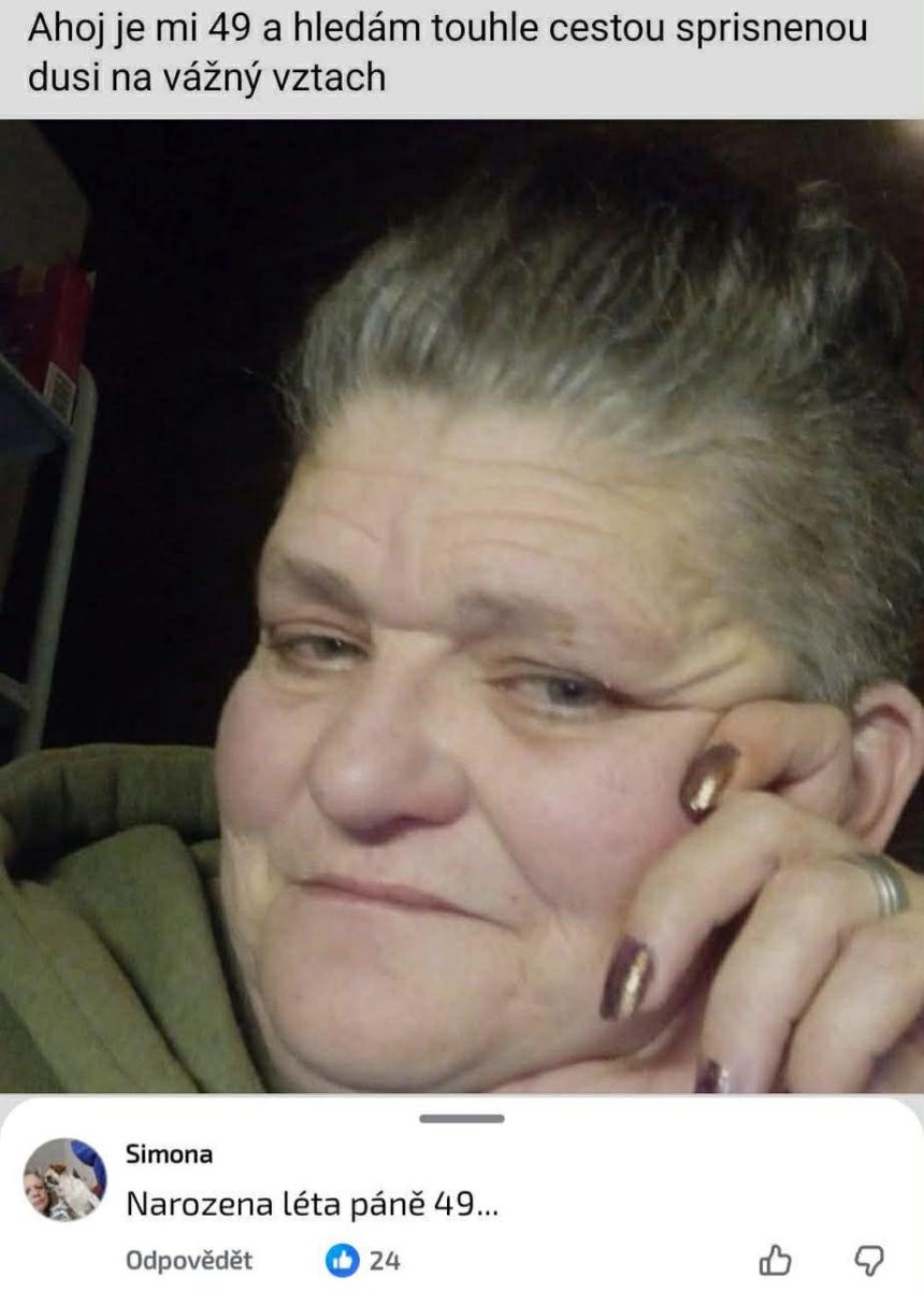 Žena vo veku 49 rokov hľadá vážny vzťah, pózuje s úsmevom a rukou pri tvári.
