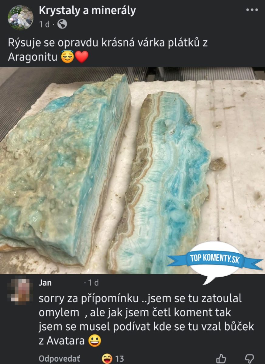 Jemne modré plátky aragonitu s výraznou textúrou a prirodzenou krásou pre zberateľov minerálov.