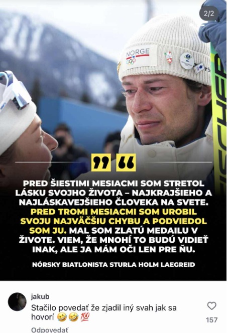 Muž v bielej čiapke a s lyžami stojí vonku, text na obrázku vyjadruje ľútosť a ospravedlnenie.