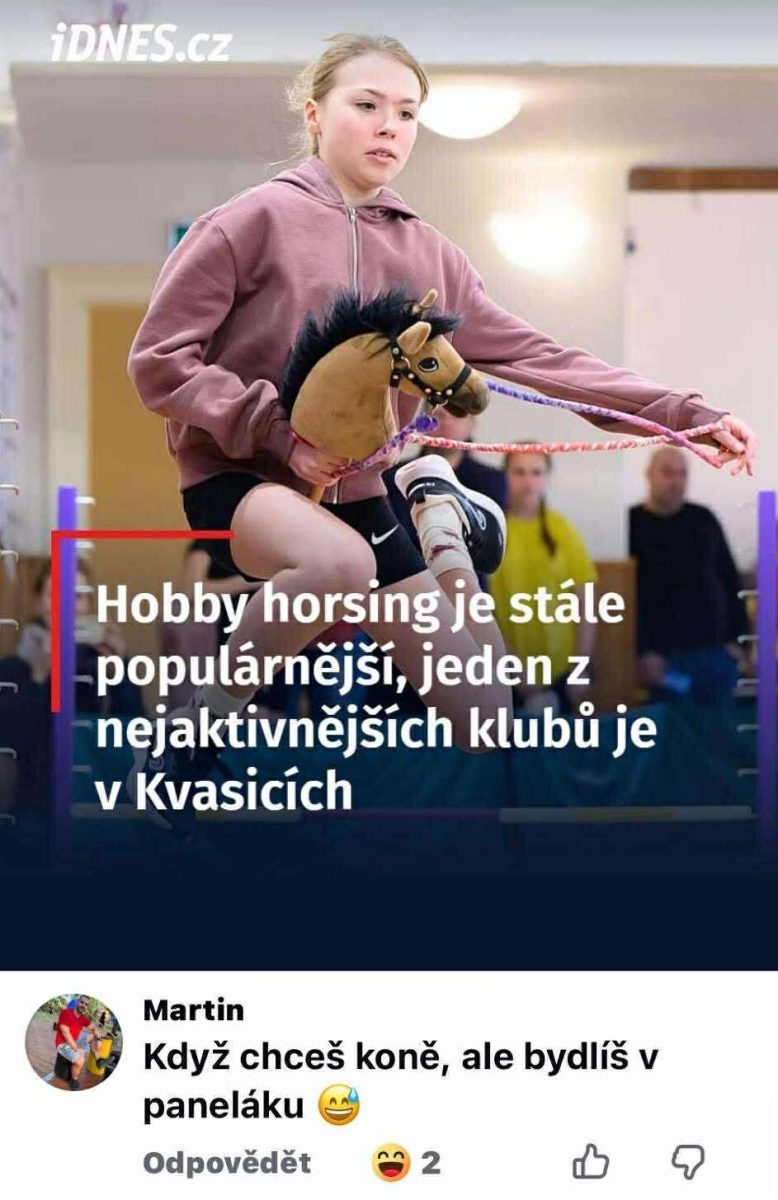 Dievča skáče cez prekážku s hračkárskym koníkom počas hobby horse súťaže v športe, ktorý rastie na popularite.