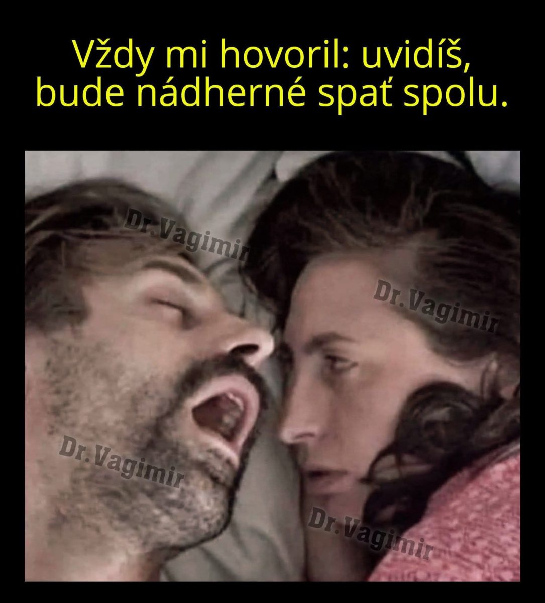 Dvojica leží v posteli, muž hlasno chrápe, zatiaľ čo žena sa tvári nešťastne.