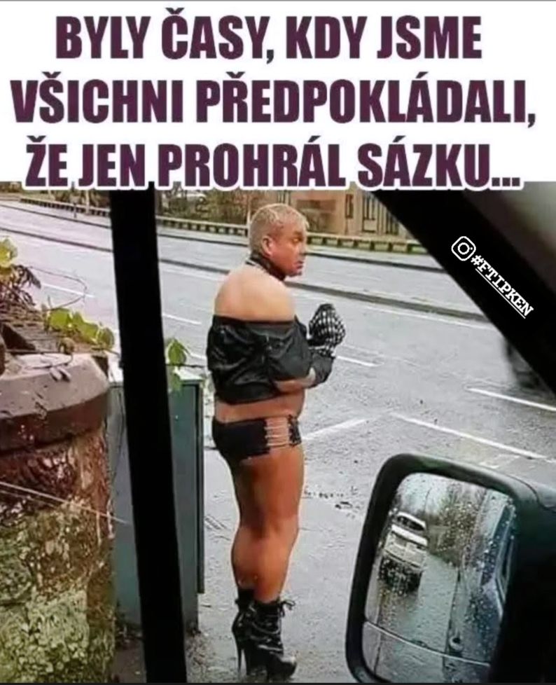 Osoba v extravagantnom oblečení so zamračeným počasím na pozadí, pravdepodobne súčasťou stávky.