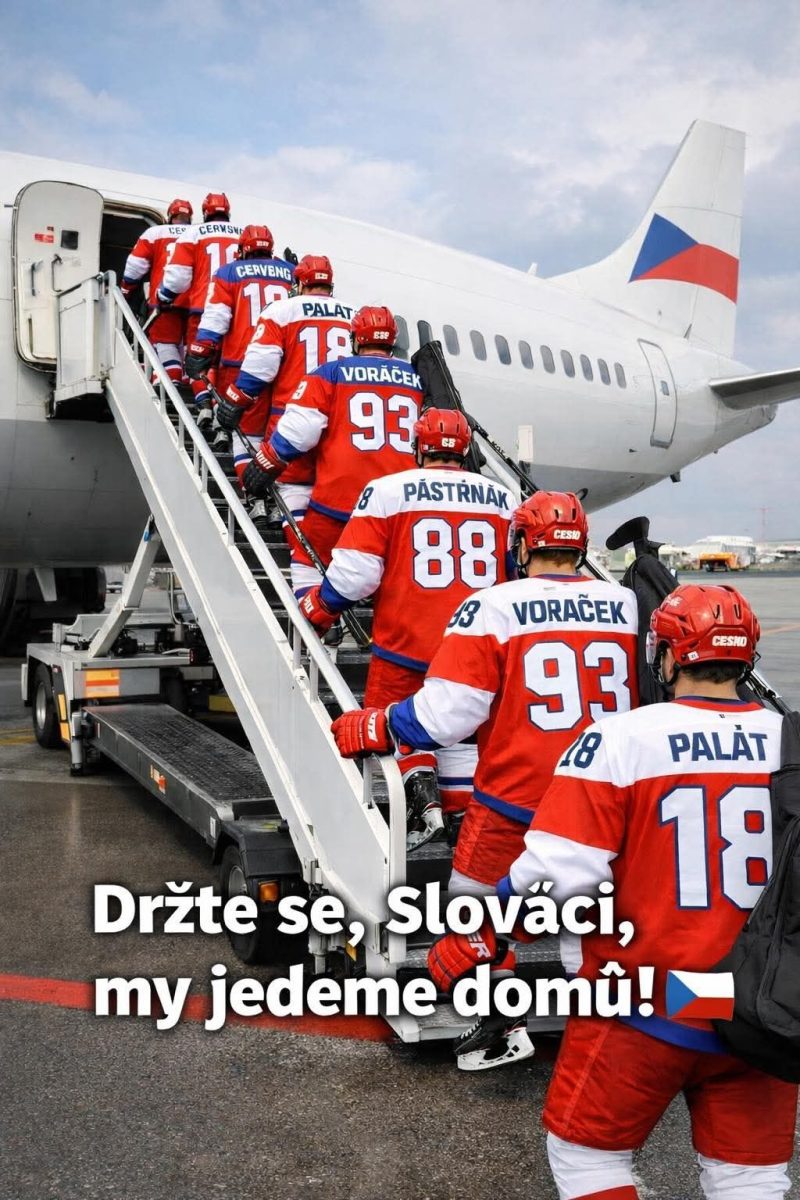 Hokejisti v dresoch nastupujú na lietadlo, česká vlajka v pozadí.