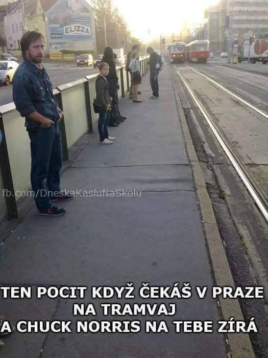 Muž na tramvajovej zastávke v Prahe s nápisom o pohľade Chucka Norrisa.