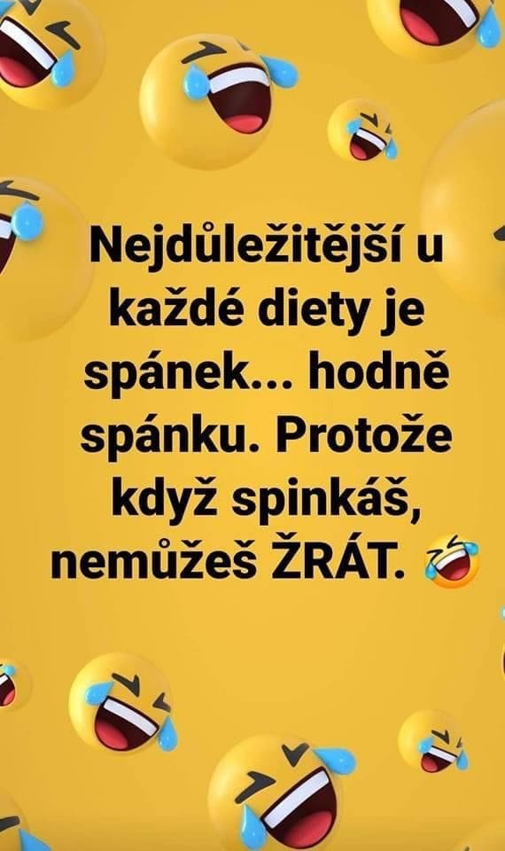 Vtipný text o dôležitosti spánku pri diéte na žltom pozadí s rozosmiatymi emotikonmi.