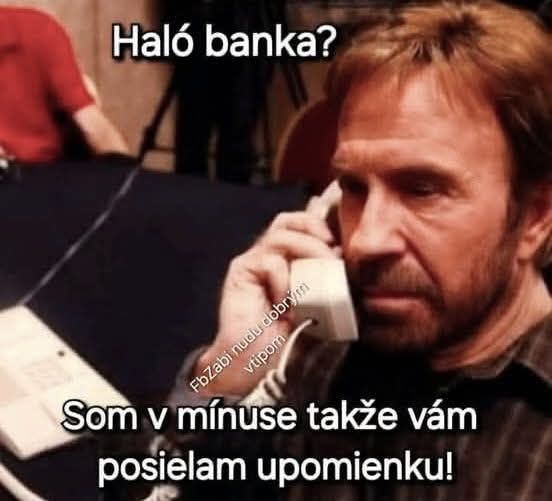 Muž telefonujúci banke s humorným textom: „Som v mínuse, takže vám posielam upomienku.“