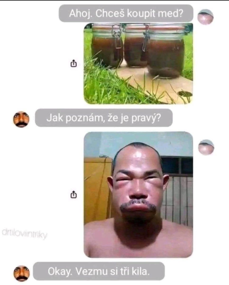 Dva zaváracie poháre medu na tráve, vedľa nich správa so zábavnou odpoveďou o pravosti medu.