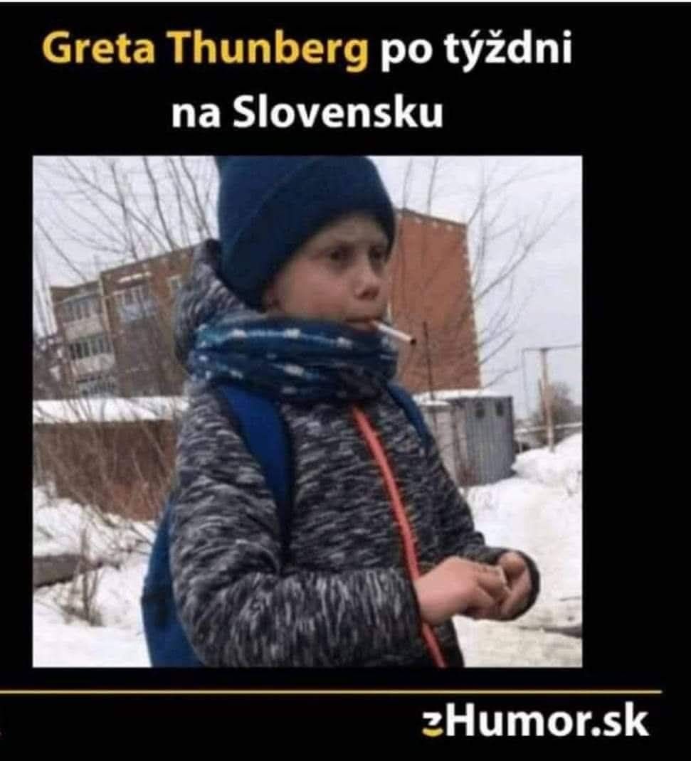 Neznámy chlapec v bunde a čiapke s cigaretou v ústach na zasneženej ulici.