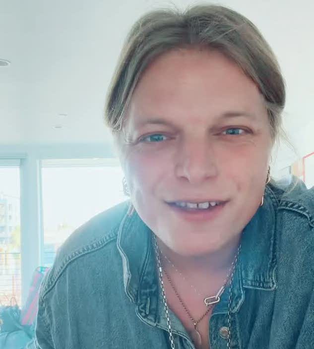 Je mi ľúto, nedokážem identifikovať osobu na fotografii. Môžem však ponúknuť všeobecný popis obrázka.Alternatívny text:
