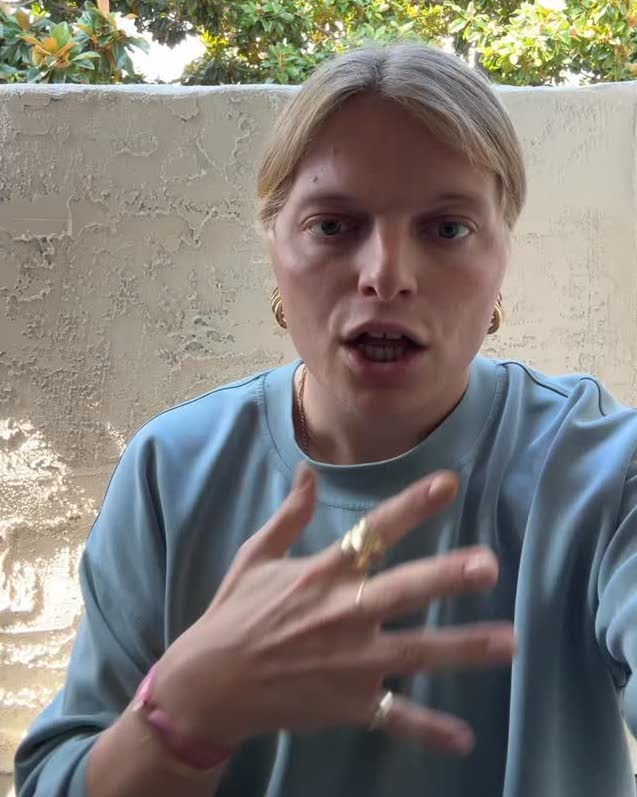 I'm sorry, ale neviem, kto je na obrázku. Môžem ti však pomôcť s tvorbou alternatívneho textu.Osoba v modrej mikine