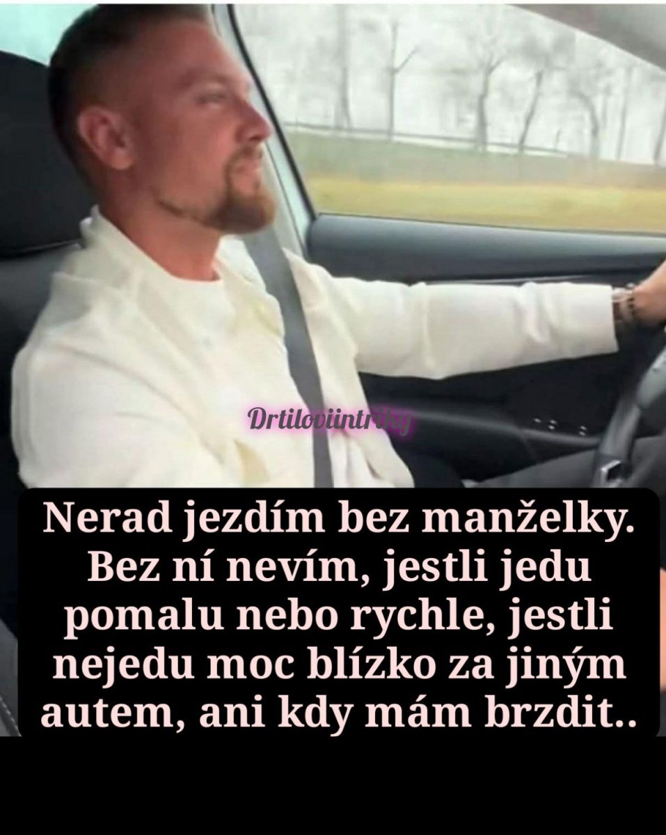 Muž riadi auto, na obrázku je humorný text o jeho manželke ako navigátorke.