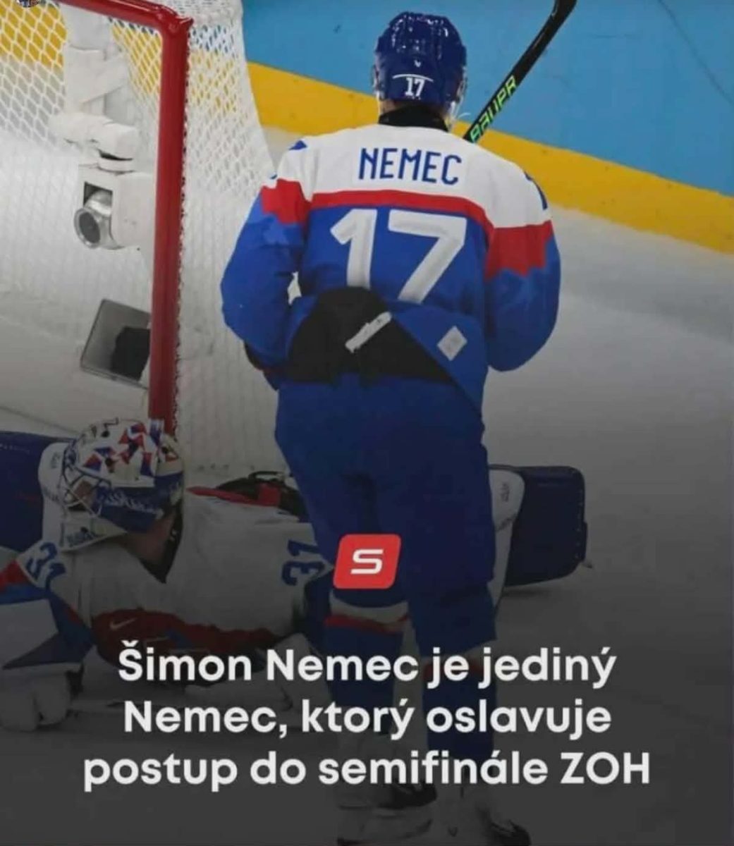 Hokejista v modro-bielom drese s číslom 17 stojí pred bránou na zimnom štadióne.