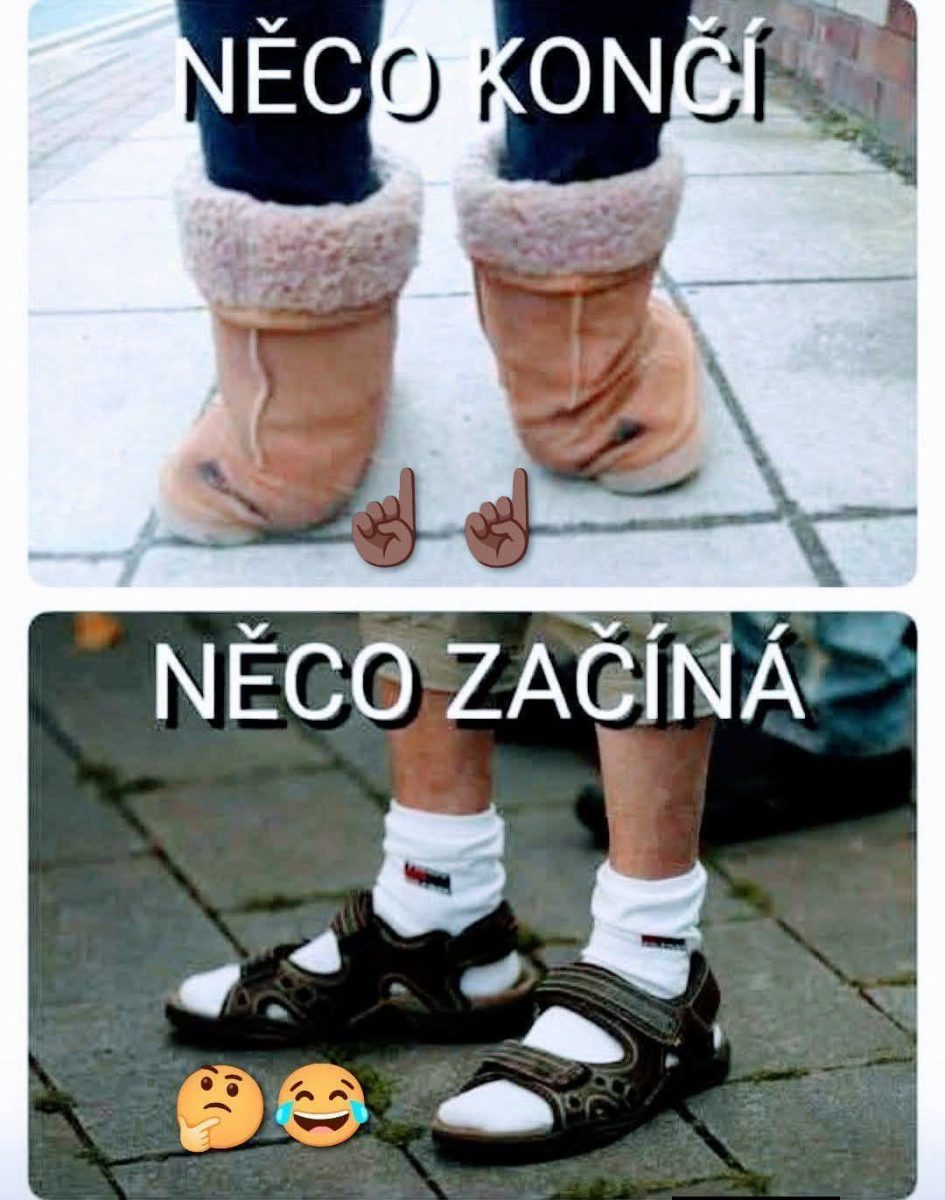 Zimné topánky končia, sandále so štrikovanými ponožkami začínajú; zmena sezóny s vtipným kontrastom.