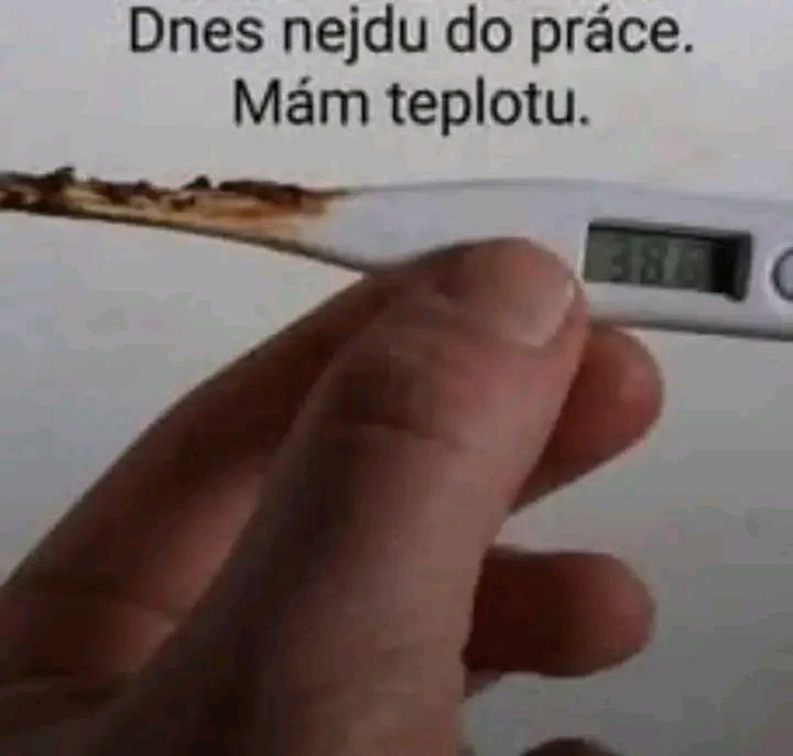 Digitálny teplomer ukazuje zvýšenú teplotu, človek drží teplomer v ruke s nápisom Dnes nejdu do práce. Mám teplotu.