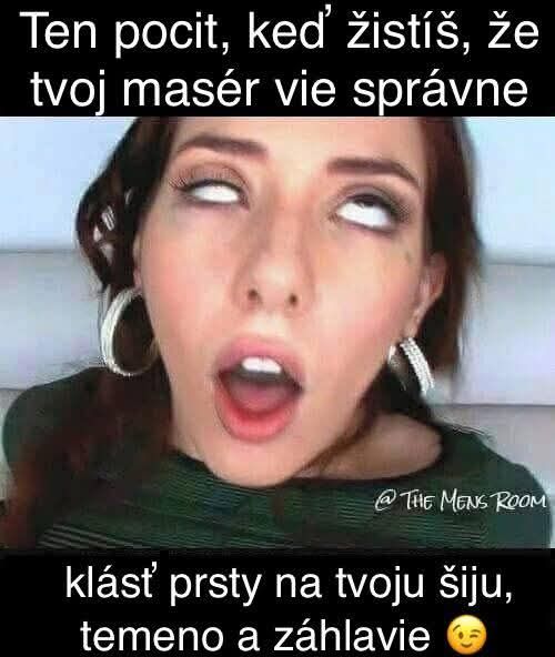Osoba s výrazom spokojnosti po kvalitnej masáži šije; úsmev s ironickým textom o správnej technike masáže.