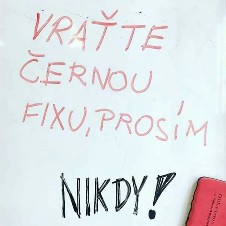 Žiadosť o vrátenie čiernej fixky na tabuli, doplnené odpoveďou „nikdy“ v inej farbe.