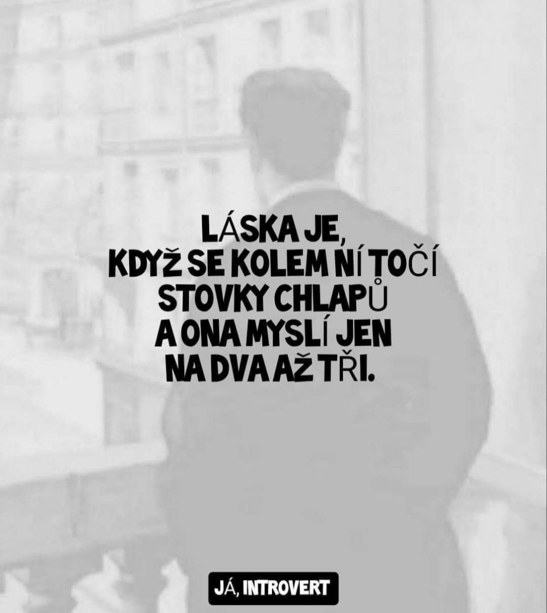 Muž zamyslene hľadí do diaľky, vedľa text o láske a introverzii.