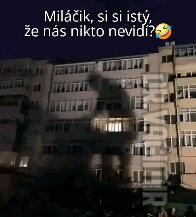Obrovský tieň na budove vytvára ilúziu pod nočnou oblohou, s vtipným textom o súkromí.
